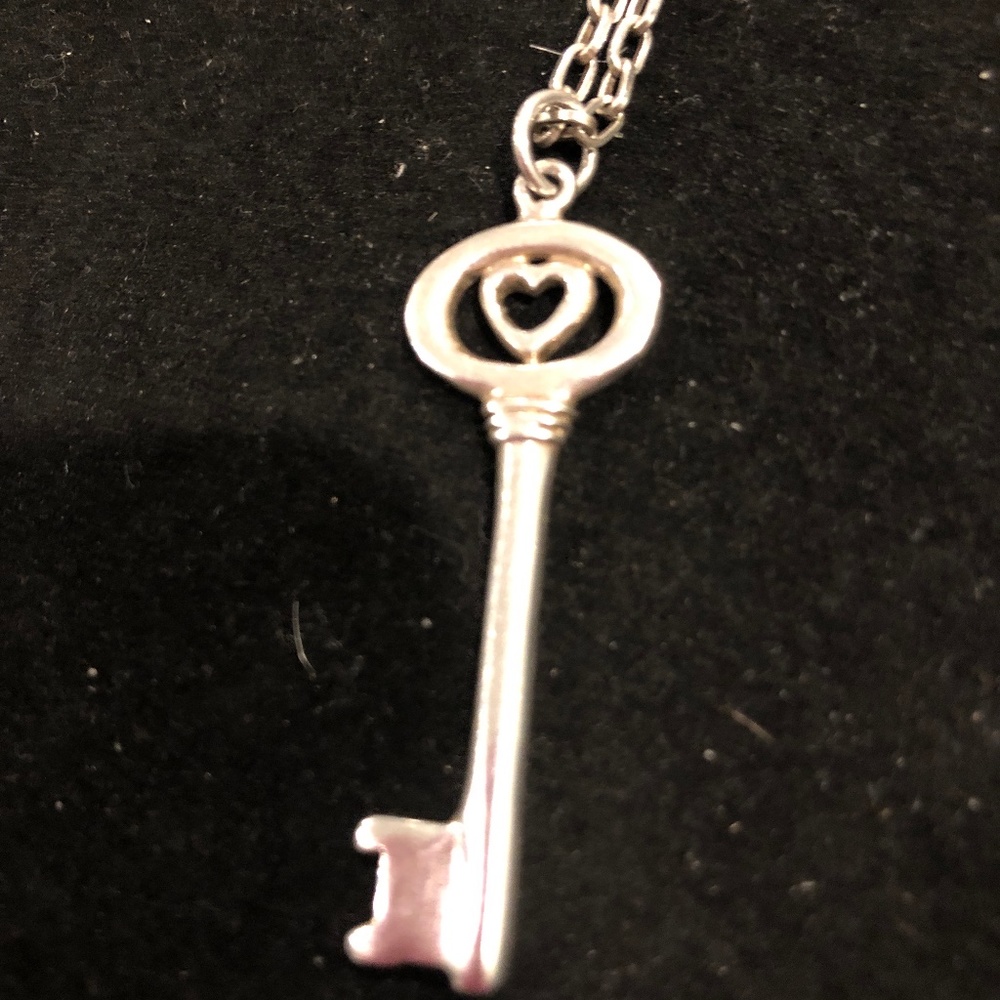 Lovely Sterling Silverkey pendant and 22” Chain